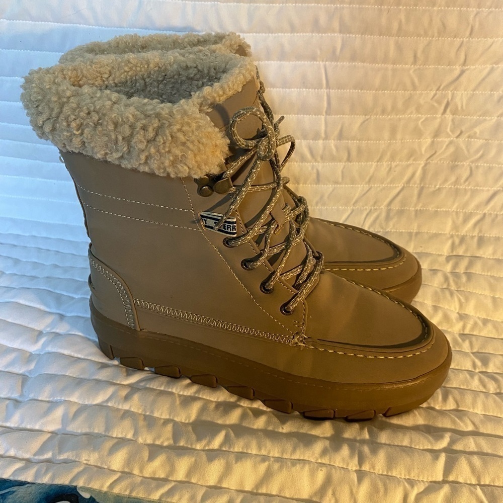Sperry Juneau waterproof lace up boots size 8